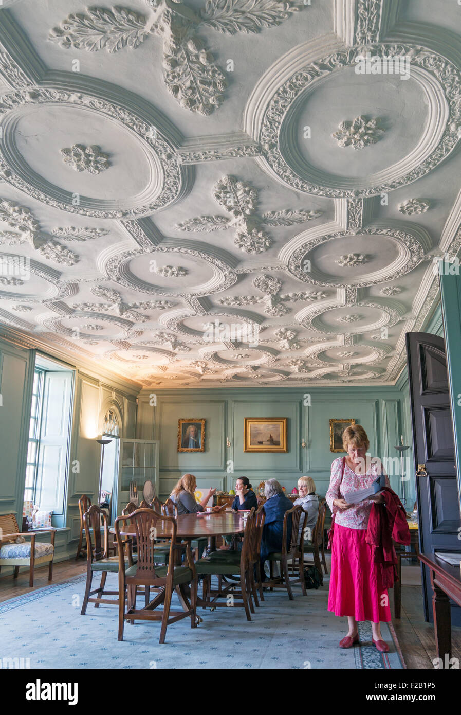 Les visiteurs dans le premier étage chambre lambrissée avec strapwork, plafond en stuc, de l'échevin Fenwick's House, Newcastle, Angleterre Banque D'Images