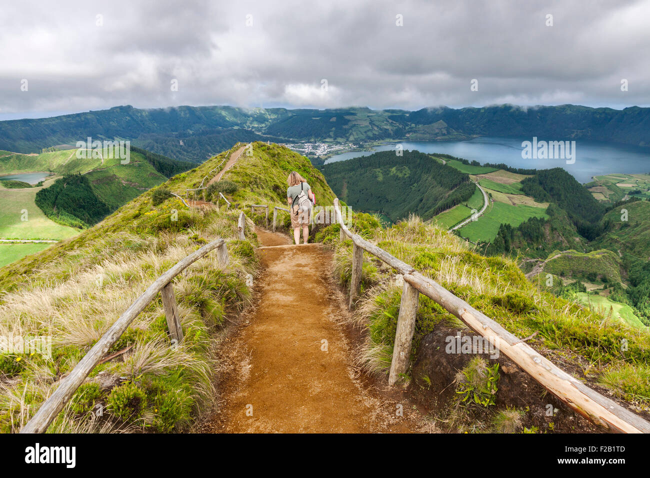 Sentier pédestre menant à une vue sur les lacs de Sete Cidades et Santiago à Sao Miguel, Açores Banque D'Images