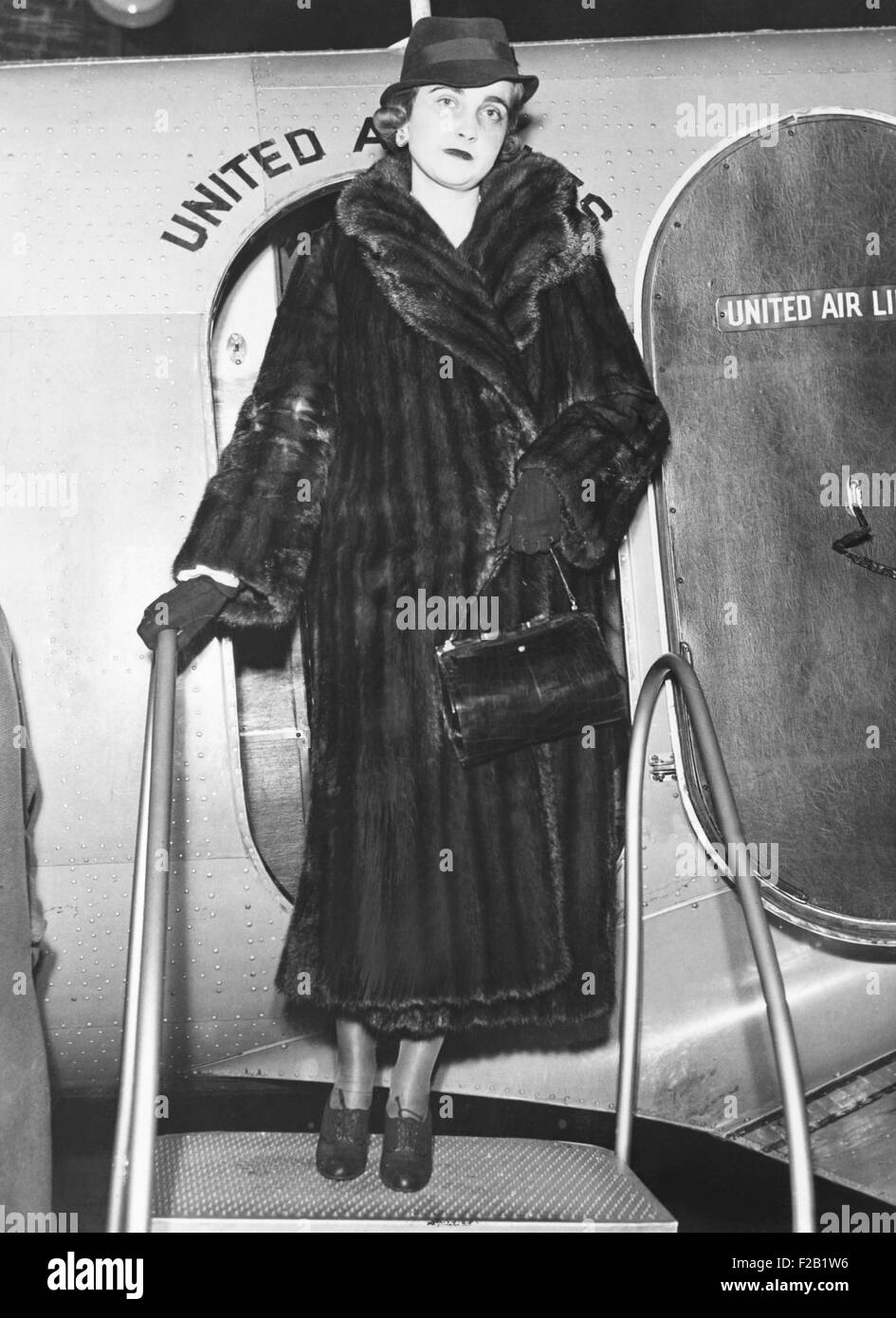 Barbara Hutton, sur son chemin à Reno, Nevada, de divorcer de son premier mari, le Prince Alexis Mdivani. Elle est arrivée à Chicago sur un avion charter, Mars, 29, 1935. CSU (2015  7 407) Banque D'Images