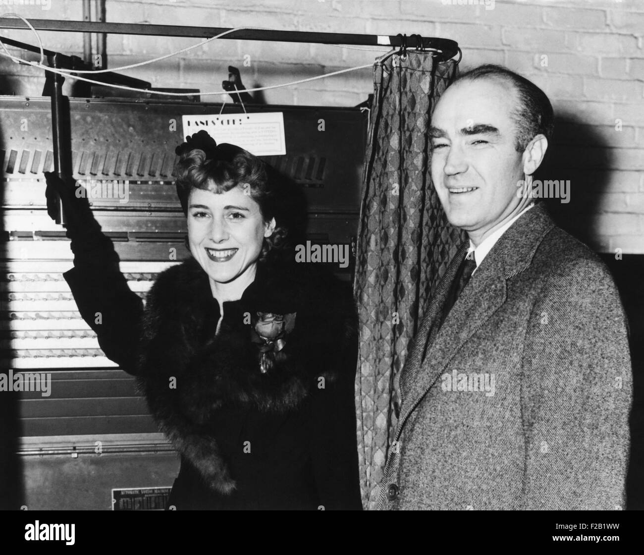 Henry et Clare Booth Luce voter à Greenwich, dans le Connecticut, le 3 novembre 1942. Claire était sur le bulletin pour le siège du congrès du comté de Fairfield comme un républicain. Elle a été élue. CSU (2015  8 578) Banque D'Images