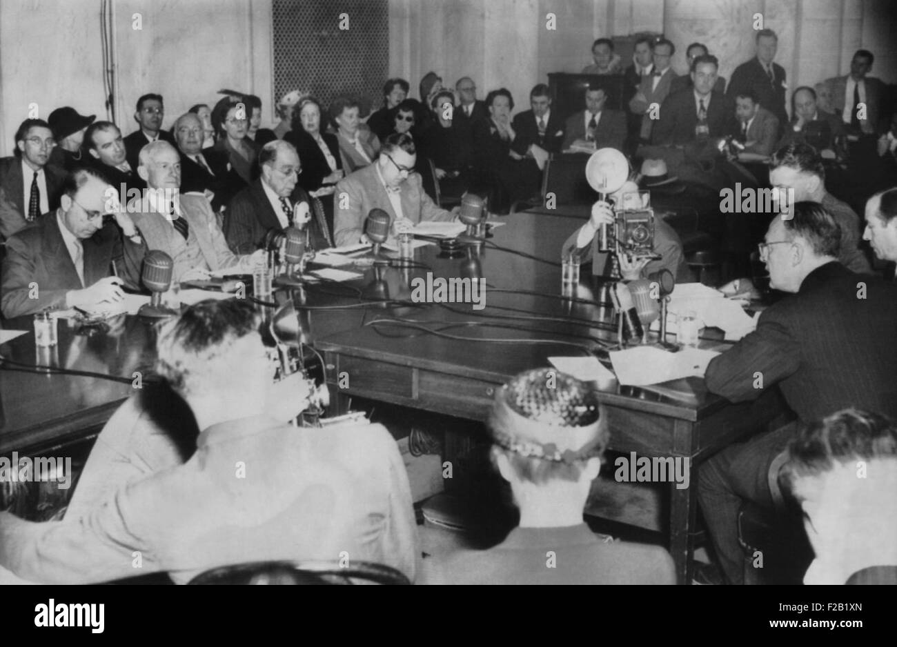 Owen Lattimore (extrême droite) a déclaré au Sénat Le Comité Tydings le 6 avril 1950. Il jura qu'il n'a jamais été un espion russe ou d'un communiste, avant le "ubcommittee sur l'enquête de la loyauté des employés du département d'état'. En face de Latimore sont sénateurs Bourke Hickenlooper ; Millard Tydings Theodore ; vert ; Brien McMahon. Le sénateur Joseph McCarthy est en deuxième ligne. CSU (2015  8 569) Banque D'Images Owen Lattimore (extrême droite) a déclaré au Sénat Le Comité Tydings le 6 avril 1950. Il jura qu'il n'a jamais été un espion russe ou d'un communiste, avant le "ubcommittee sur l'enquête de la loyauté des employés du département d'état'. En face de Latimore sont sénateurs Bourke Hickenlooper ; Millard Tydings Theodore ; vert ; Brien McMahon. Le sénateur Joseph McCarthy est en deuxième ligne. CSU (2015  8 569) Banque D'Images