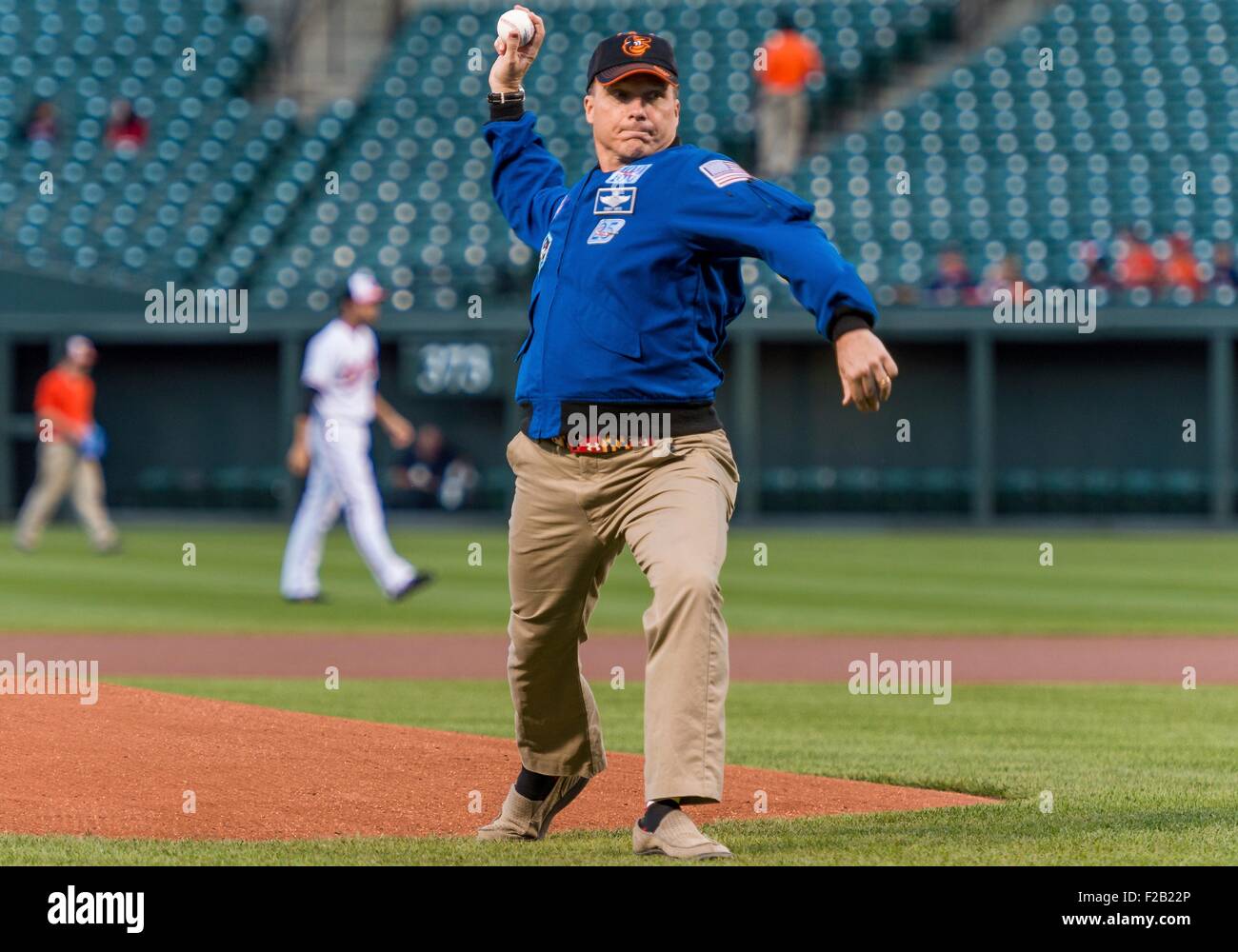 L'astronaute de la NASA et du Maryland, Terry Virts indigènes lance la première balle de cérémonie devant les Red Sox de Boston prendre sur les Orioles de Baltimore à Camden Yards baseball Stadium le 14 septembre 2015 à Baltimore, Maryland. Virts passer 199 jours à bord de la Station spatiale internationale. Banque D'Images