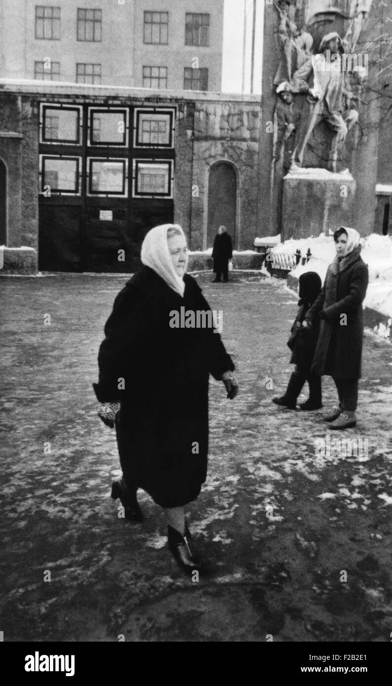 Nina Khrouchtchev, épouse du dirigeant soviétique, après avoir voté dans le district d'élections, Moscou. 18 avril, 1963. Elle a rencontré Nikita Khrouchtchev quand elle avait 22 ans, enseignant dans une école du Parti communiste à Artemivsk, Ukraine. CSU (2015  8 557) Banque D'Images