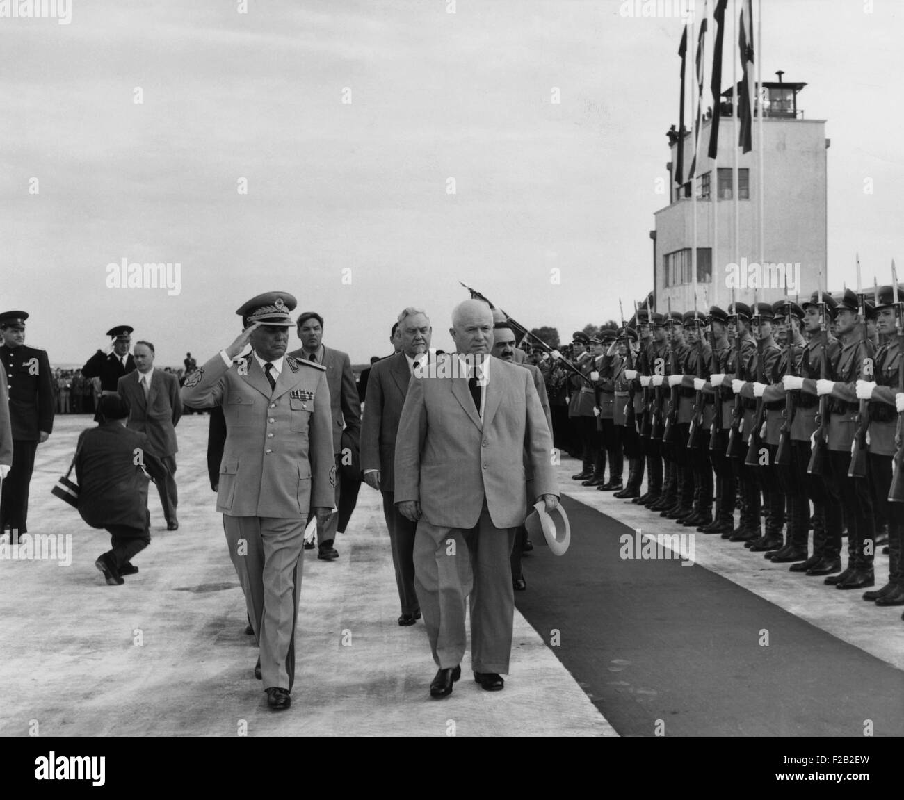 Nikita Khrouchtchev promenades avec Josip Tito, leader communiste yougoslave à Belgrade, juin 1955. Marchant derrière est Nikolaï Boulganine, indiquant une position plus élevée de Khrouchtchev en direction soviétique après la mort de Joseph Staline en mars 1953 (  2015 CSU 8 541) Banque D'Images