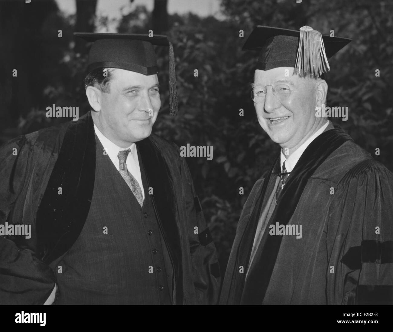 Wendell Willkie et Frank Knox après avoir reçu des diplômes honorifiques au Dartmouth College. Le 15 juin 1941. Les Républicains s'est présenté contre l'Administration Roosevelt démocratique lors des élections nationales de 1940 et 1936. CSU (2015  7 367) Banque D'Images