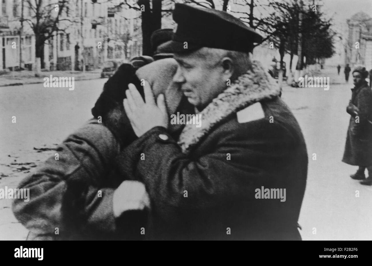 Nikita Khrouchtchev réconfortant d'une femme au cours de la libération de l'Ukraine de nazis en 1943. Khrouchtchev a été un commissaire politique à Stalingrad et tenu le grade de lieutenant-général. CSU (2015  8 537) Banque D'Images