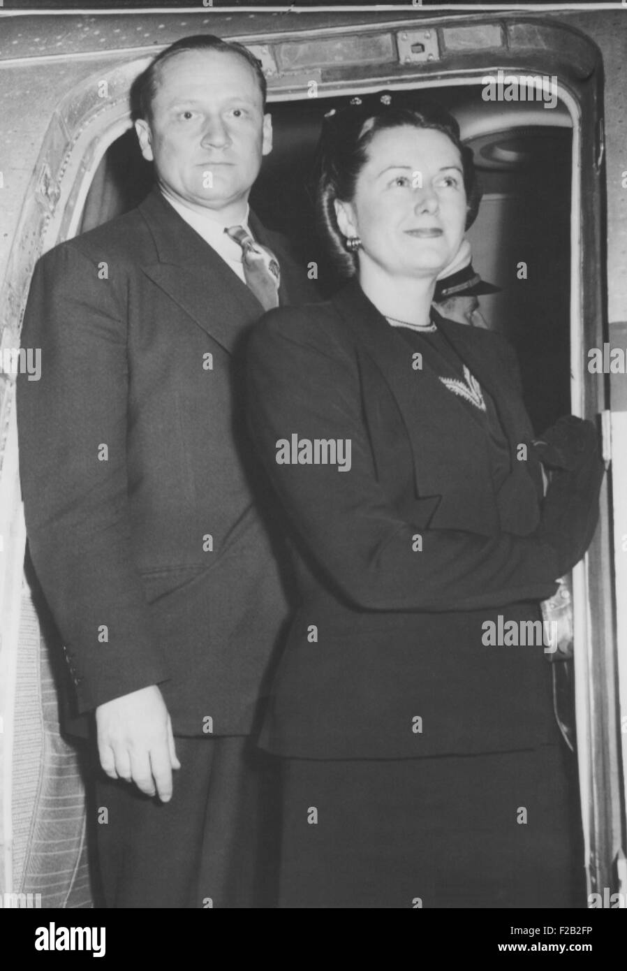 Le sénateur et Mme William Knowland de partir pour une tournée en Extrême-Orient le 13 novembre, 1950. Knowland prévu de visiter la Corée, rencontrez avec le général Banque D'Images