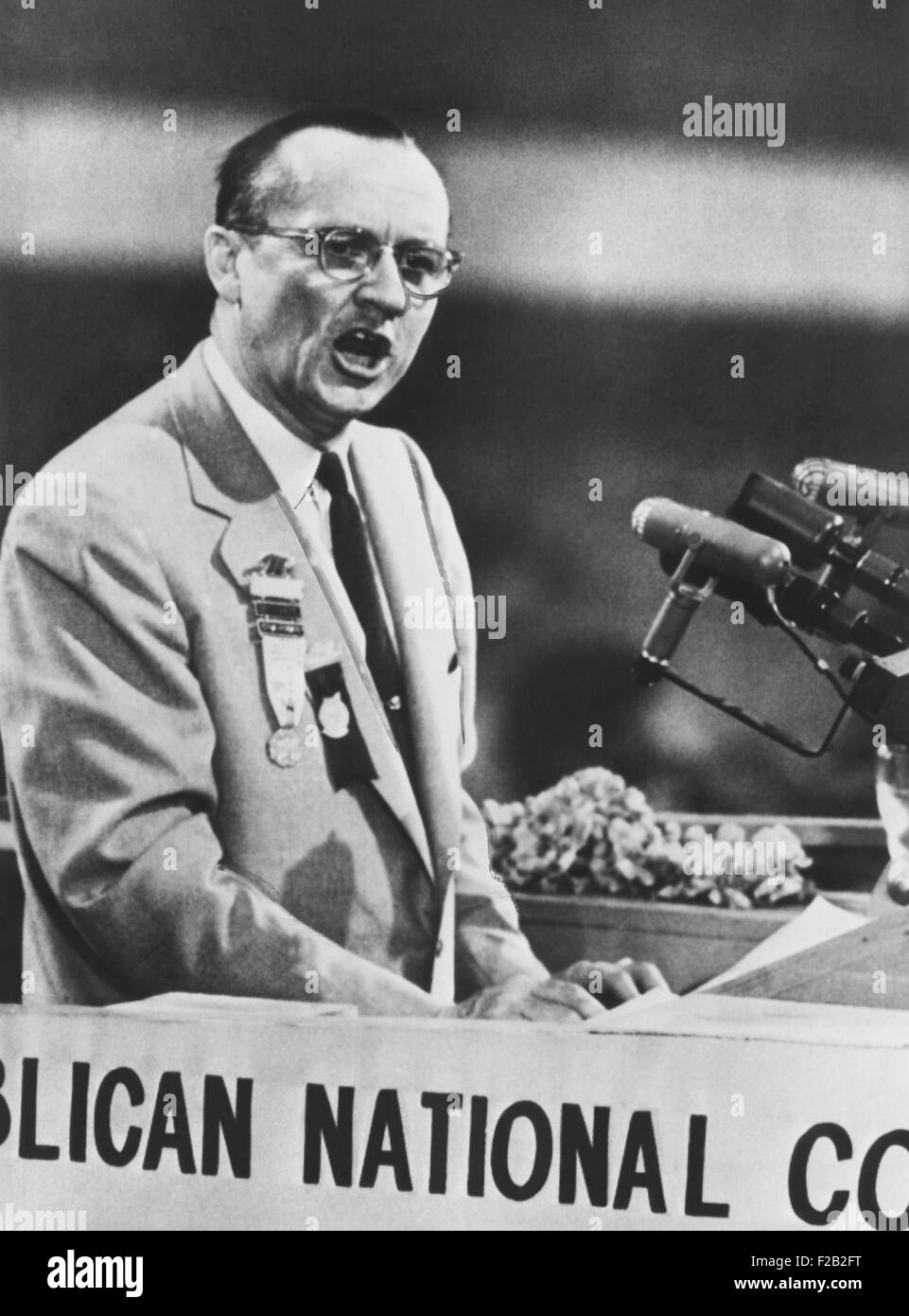 Le sénateur William Knowland nomme Gov. Earle Warren pour le président à GOP Convention. Chicago, 1952. La nomination est allé au général Dwight Eisenhower. CSU (2015  7 357) Banque D'Images