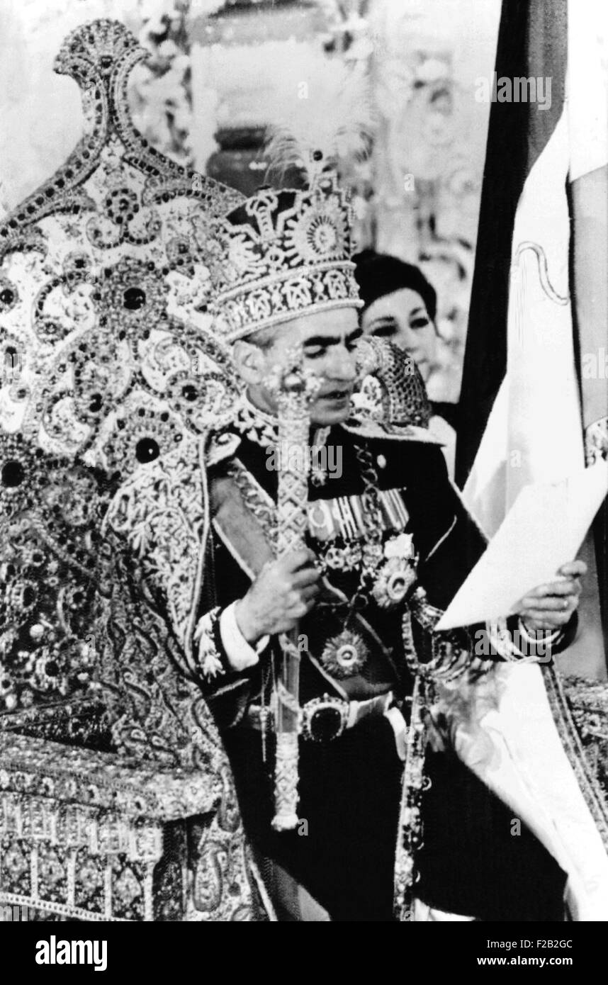Shah d'Iran se lit une déclaration du Trône du paon après son couronnement, le 26 octobre 1967. CSU (2015  8 521) Banque D'Images