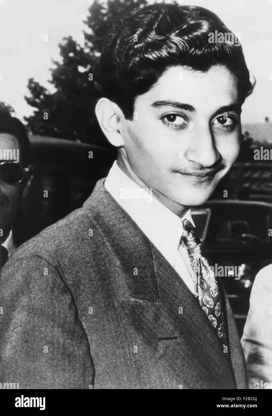 Hamid Riza Pahlavi, 15 ans, demi-frère du Shah d'Iran, à New York le 2 juillet 1947. Il s'échappait par un saut de l'école Paris lié d'un avion à l'aéroport de LaGuardia. Plus tard, il a été banni de la cour du shah. comportement dissolue Après la révolution islamique, il est mort en prison sous le coup d'une condamnation pour possession de drogue en 1992. CSU (2015__8_517) Banque D'Images
