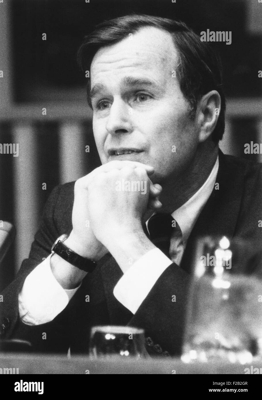 L'ambassadeur de l'ONU, George Bush, a présenté ses lettres de créance au Secrétaire général U Thant. 1 mars, 1971. Bush a perdu sa réélection pour un troisième mandat à la Chambre des représentants du Texas's 7ème arrondissement en 1970, et a été nommé Ambassadeur de l'ONU par le président Richard Nixon. CSU (2015  7 343) Banque D'Images