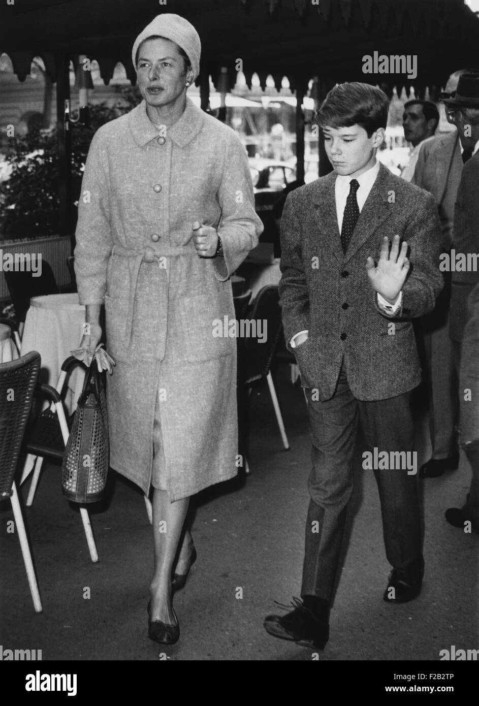 Ingrid Bergman marche avec son fils de 13 ans Robertino, le long de la Via Veneto à Rome. 18 avril, 1963. CSU (2015  7 332) Banque D'Images Ingrid Bergman marche avec son fils de 13 ans Robertino, le long de la Via Veneto à Rome. 18 avril, 1963. CSU (2015  7 332) Banque D'Images