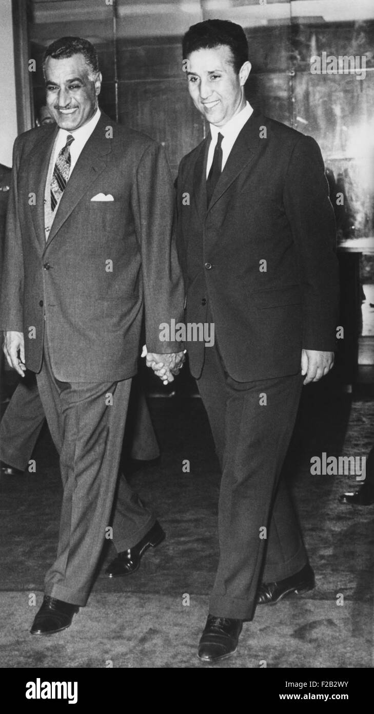 Gamal Abdel Nasser marche main dans la main avec le chef rebelle algérien Ahmed Ben Bella. 17 avril 1962. Récemment libérés de l'anglais Banque D'Images