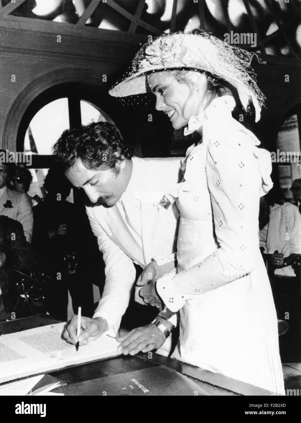 Nouvelle mariée Errol Whitson, signe le registre de mariage modèle après avoir épousé Margot Hemingway. Ils se sont mariés, à l'édifice municipal du premier arrondissement de Paris. Ils ont divorcé en 1978. CSU (2015  7 308) Banque D'Images
