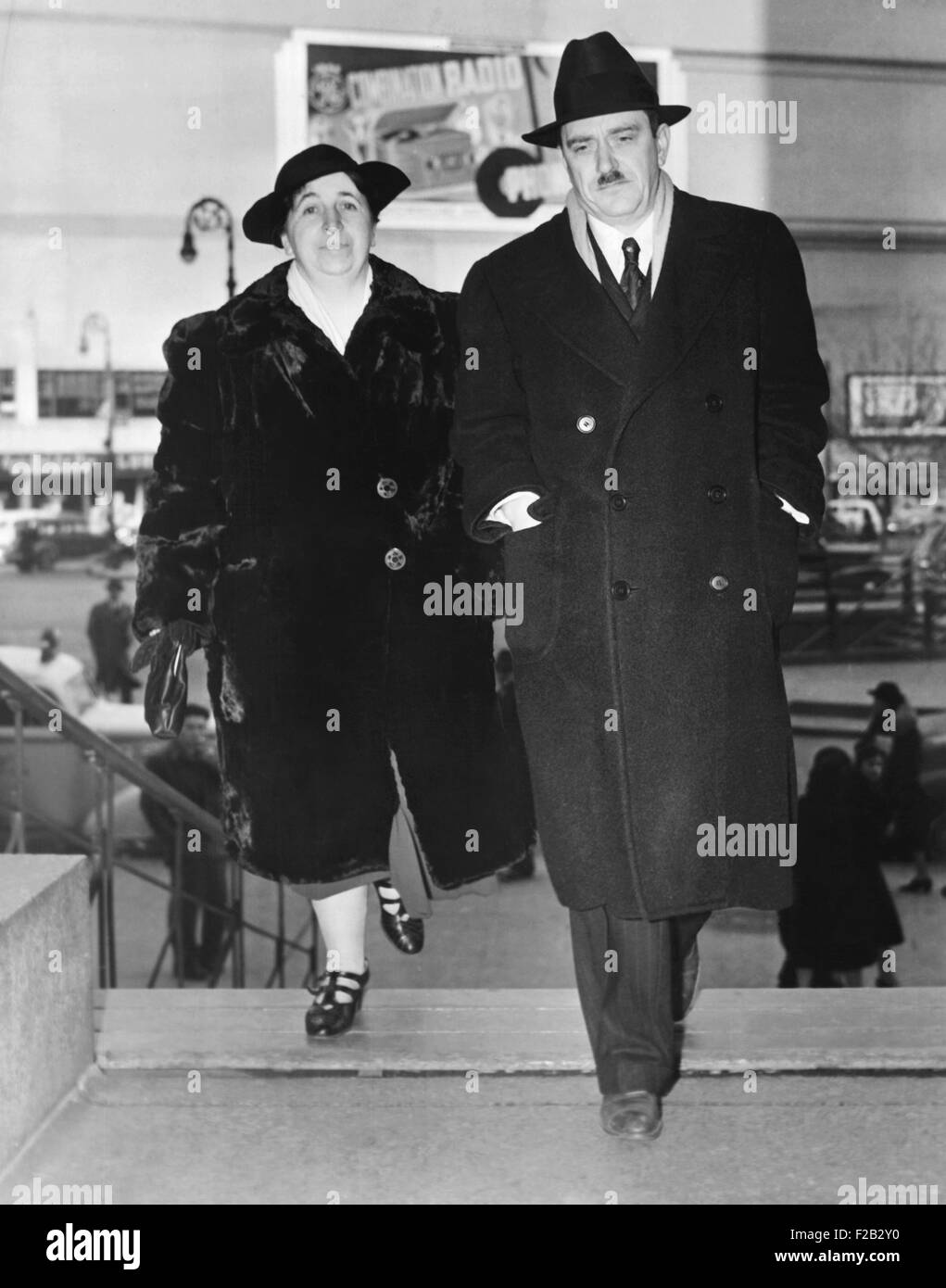 Earl Browder, Président du Parti communiste des États-Unis et Elizabeth Flynn, à la Cour fédérale de New York. Le 4 décembre 1939. Elizabeth Gurley Flynn, un militant de gauche tout au long de la vie, était alors secrétaire de la Commission des droits civils pour les communistes. Browder a été jugé pour l'utilisation de faux noms pour obtenir des passeports du département d'État. Il a été reconnu coupable et a finalement servi 14 mois de prison en 1941-1942. CSU (2015__8_471) Banque D'Images