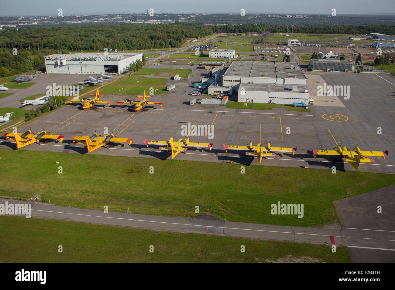 CL215, CL215T et CL415 des bombardiers d'eau sont garés à la SOPFEU base située à l'aéroport Jean Lesage de Québec à Québec Banque D'Images