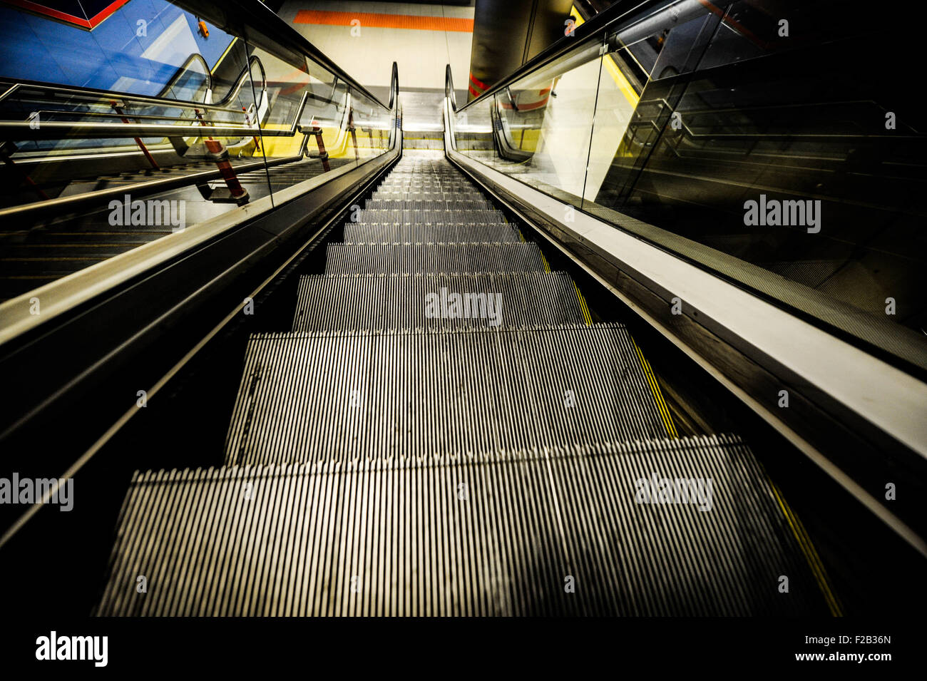 Dans l'escalator du métro de Madrid-escaleras mecánicas en el metro de Madrid Banque D'Images