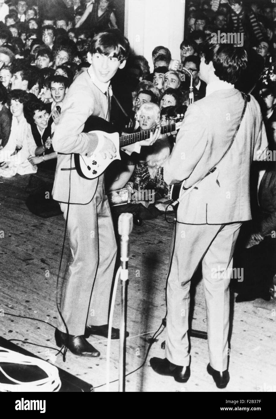 George Harrison (à gauche) et Paul McCartney des Beatles, effectuer à Manchester, en Angleterre. Le 11 novembre 1963. La légende originale de cette news photo décrit les chanteurs comme 'Arrêté' frangée. Ils portent le titre de 'Mod' vestes sans col avec passepoil noir et 'Chelsea bottes". CSU (2015  7 275) Banque D'Images