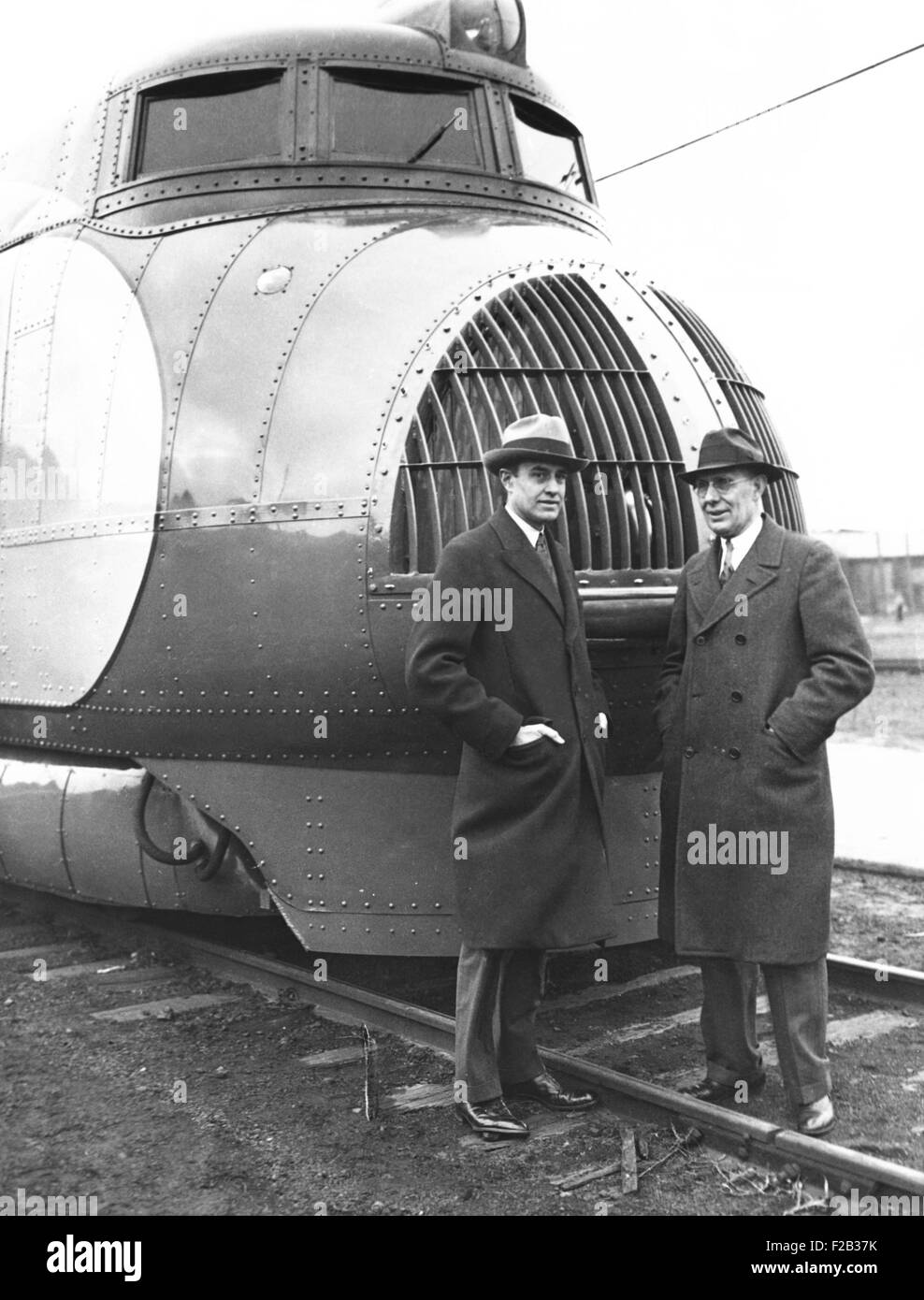 Averill Harriman et Charles Kettering, à proximité de la nouvelle Union Pacific 120 milles à l'heure de train. Feb.12, 1934. Harriman a été président de l'Union Pacific Railroad et Kettering a été président de General Motors Research Corporation. CSU (2015__7_271) Banque D'Images