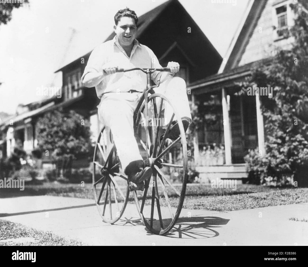 Dwight Hardwick équitation un vélo construit par son grand-père dans le Minnesota en 1838. Il est colporté sur la roue avant et faites avec de simples roues buggy. Seattle, Washington, le 16 juin 1934 (CSU 2015 7 254) Banque D'Images