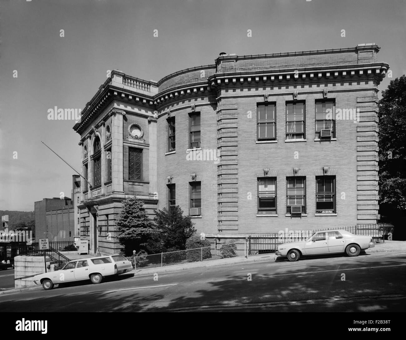 Yonkers Public Library, ca. 1980. L'altitude du sud. Nepperhan Avenue et Broadway, comté de Westchester, New York. (BSLOC 2015 11 2) Banque D'Images
