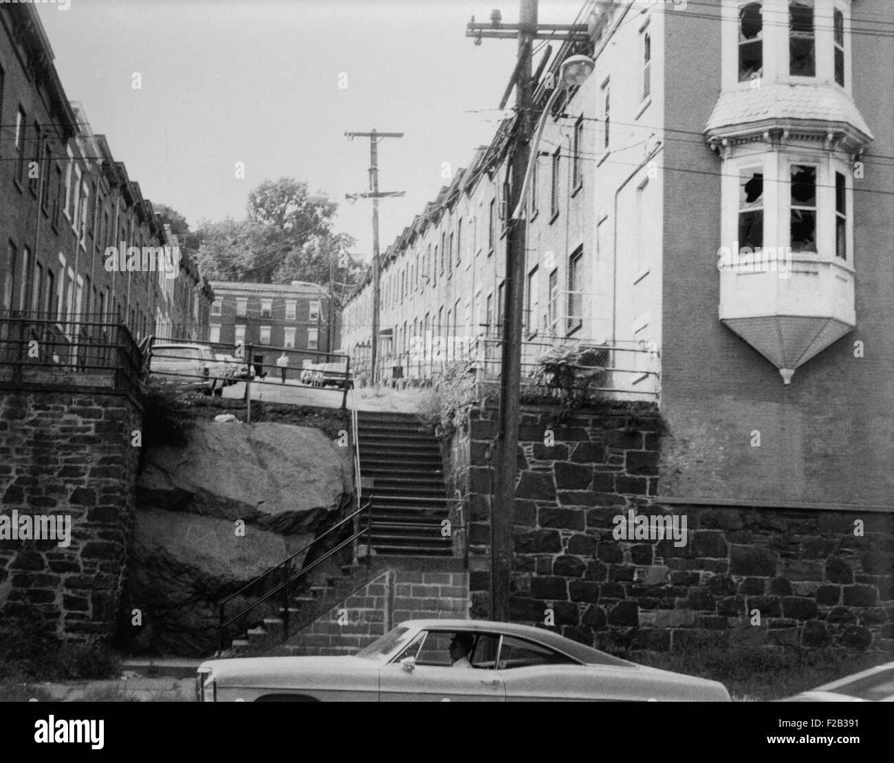 Yonkers, New York, ca. 1980. La moquette en rangée, l'immobilier industriel du 18ème siècle sont construits pour les travailleurs des usines de textile moquette dans les années 1880. Vue ouest montrant front elevation et structures d'origine. Le comté de Westchester, NY (BSLOC   2015 11 10) Banque D'Images