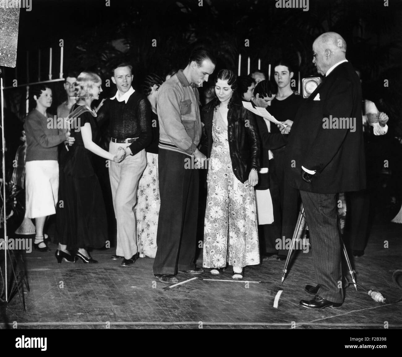 Danseuse Marathon mariage à Washington D.C. Corliss McLean et William Bangert, étaient mariés par le juge Robert E. Mattingly. Et mangé leur gâteau de mariage en dansant. Le 6 janvier 1930. - (CSU 2015 6 237) Banque D'Images