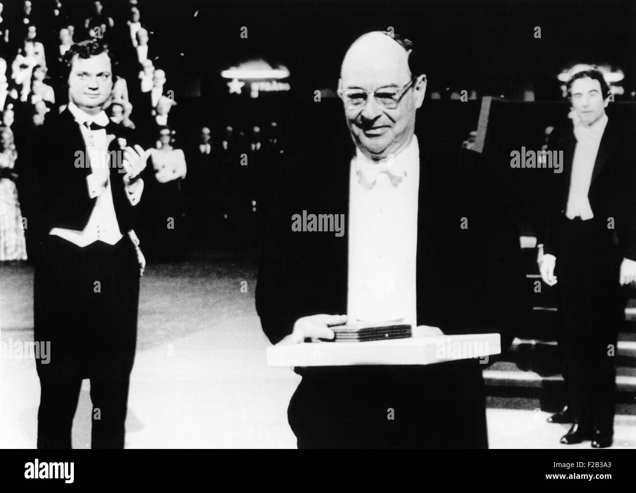 Le professeur américain John Bardeen, 64 ans, de recevoir le Prix Nobel de physique, 10 décembre 1972. Il a partagé son deuxième prix Nobel de physique avec Leon N. Cooper et John Robert Schrieffer pour une théorie fondamentale de la supraconductivité conventionnelle. En 1956, il partage le prix avec William Shockley et Walter Brattain pour l'invention du transistor. En arrière-plan, la Couronne de Suède, le prince Carl Gustaf applaudit. - (CSU 2015 6 216) Banque D'Images