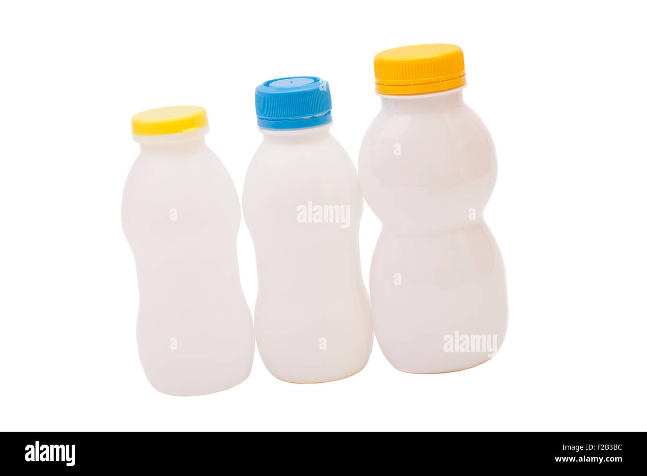 Les bouteilles de boisson au yogourt biotiques isolé sur fond blanc Banque D'Images