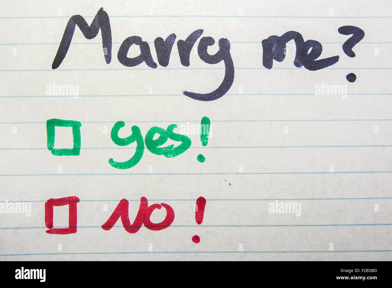 Pensez-vous m'épouser, oui ou non écrit sur feuille de papier Banque D'Images