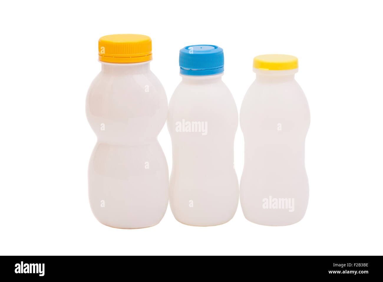Les bouteilles de boisson au yogourt biotiques isolé sur fond blanc Banque D'Images