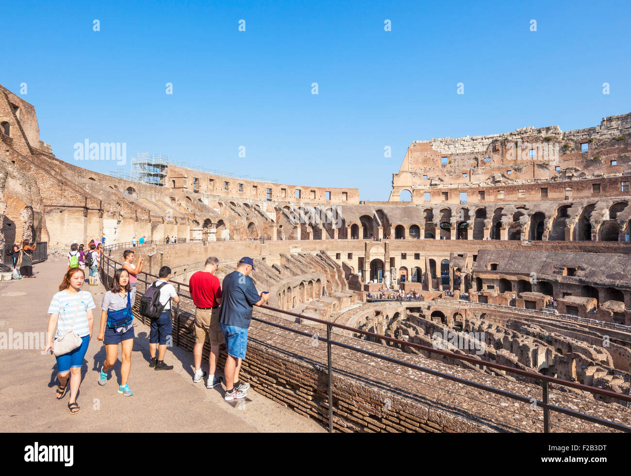 Les touristes à l'intérieur de l'amphithéâtre Flavien ou Colisée Rome Rome Latium Italie Europe de l'UE Banque D'Images