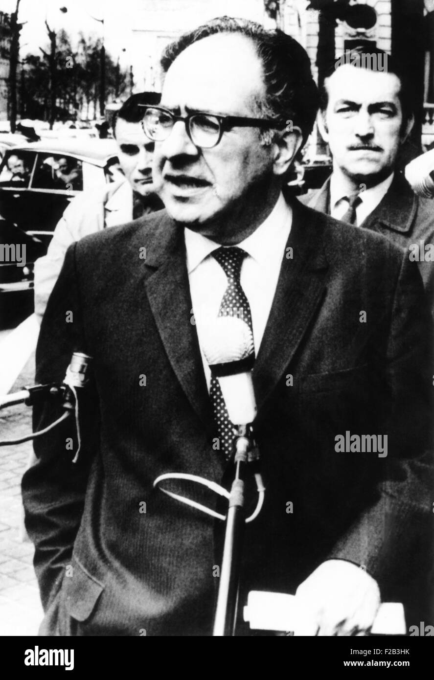 Philip Habib, diplomate de carrière américaine, le 4 mai 1970. Il a été chef de la délégation américaine aux pourparlers de paix de Paris de 1968 à 1971. Habib est né à Bensonhurst Brooklyn pour parents catholique Maronite libanais. Tout en préparant un doctorat de Berkeley sur les G.I. Le projet de loi, il a été recruté au sein du Service extérieur en 1949. - (CSU 2015 6 204) Banque D'Images