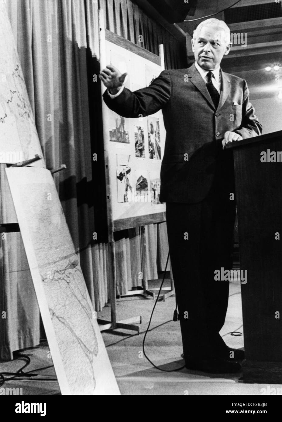 Sec de la marine. Paul Nitze, lors d'une conférence du Pentagone pendant la guerre du Vietnam, le 22 juillet 1966. Il a servi plusieurs présidents de FDR pendant la Seconde Guerre mondiale pour Ronald Reagan dans les années 80, les négociations sur les armes avec la Russie soviétique. - (CSU 2015 6 186) Banque D'Images