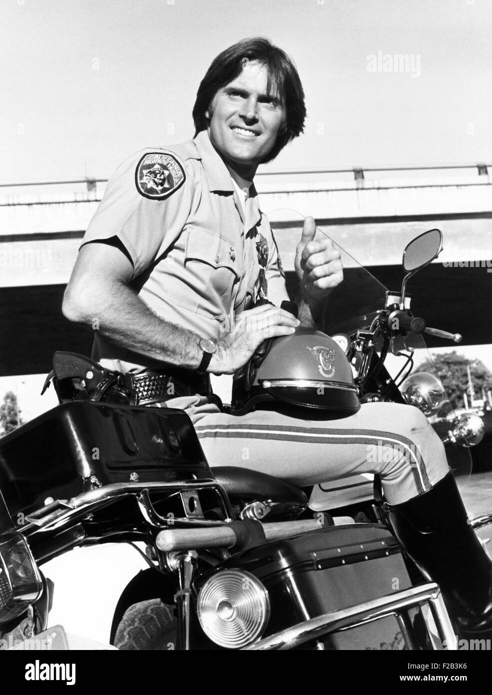 Bruce Jenner fixa comme Steve McLeish. Il apparaît comme le principe performer dans NBC-TV series 'CHiPs' en 1981-1982, remplaçant d'étoiles Erik Estrada, qui était dans un litige contractuel avec NBC et MGM. - (CSU 2015 5 93) Banque D'Images