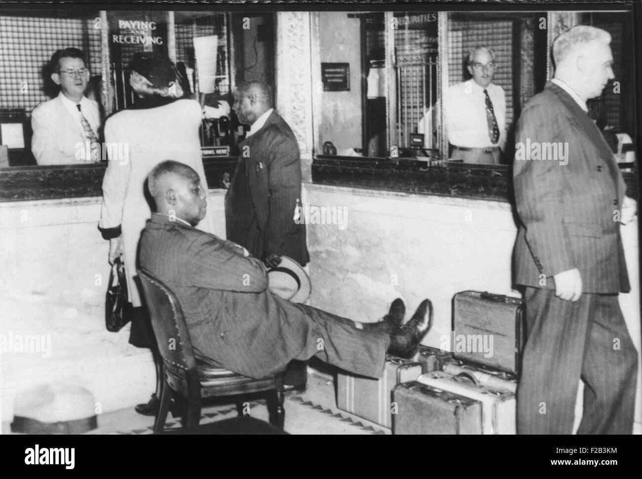 Father Divine disciples a effectué 500 000 $ dans des valises à la banque d'un chèque de banque. Il a été d'acheter l'hôtel Riviera, à Newark, New Jersey. pour un nouveau "heaven" commune, le 21 octobre 1949. Il a fallu 14 scrutateurs 3 heures, 35 minutes pour compter près d'un demi-million de dollars dans $5, $10. et 20 $. - (CSU 2015 5 81) Banque D'Images