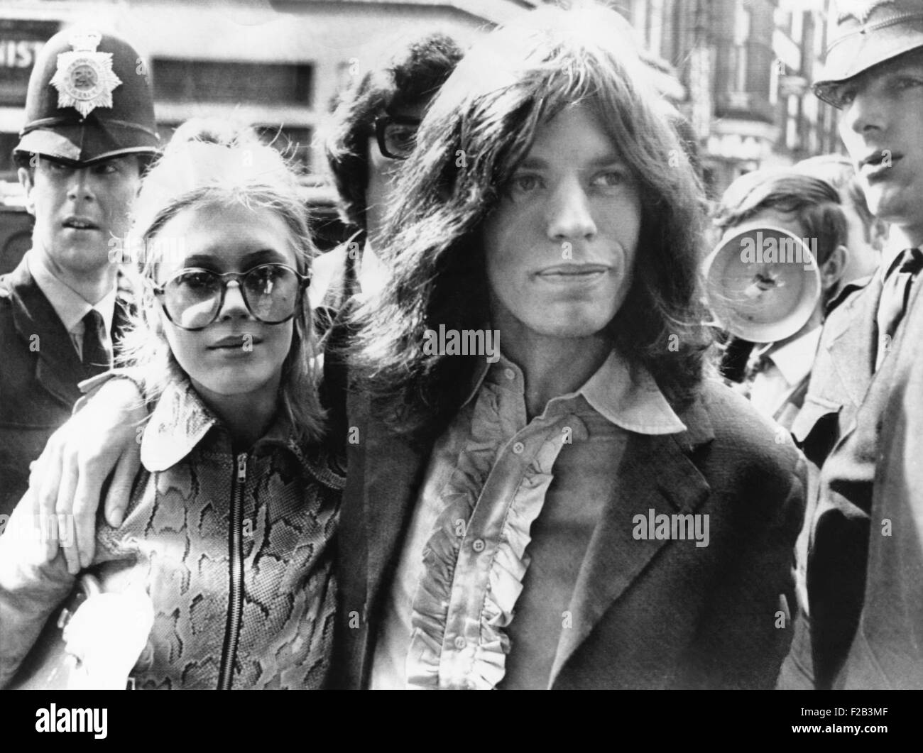 Mick Jagger et sa petite amie, la chanteuse Marianne Faithful arrivent à cour de magistrat. Le couple face aux charges de possession de marijuana. Ils ont été arrêtés lors d'une descente de police dans l'appartement de Jagger 26 mai, et ont été libérés sous caution. Mai, 29, 1969. - (CSU 2015 5 62) Banque D'Images