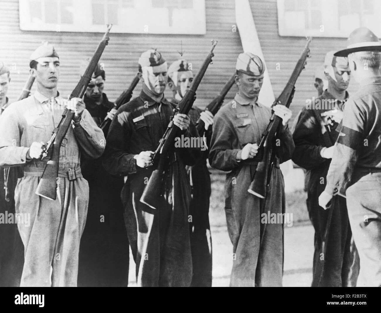 Alexis F. DuPont II dans le centre (avec flèche) lors de l'inspection des armes dans l'air corps de formation de base. L'héritier de la DuPont des millions s'engage comme recrue ordinaire flyer. Brooks Field, Texas. 1927 Novembre - (CSU 2015 5 43) Banque D'Images