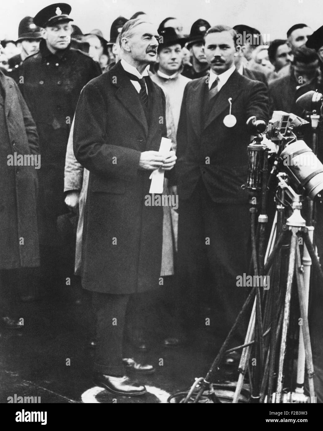 Neville Chamberlain, Premier ministre de Grande-Bretagne signalé il y aura "La paix en notre temps". De retour de la Conférence de Munich, il conserve le document, signé par Hitler et lui-même, dans lequel il a accepté de l'annexion par l'Allemagne de la République tchèque des Sudètes. 30 septembre 1938 - (CSU 2015 5 4) Banque D'Images