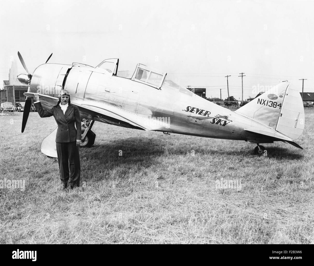 Jacqueline Cochran avec son nouveau plan. L'engin a une poursuite Seversky 1 000 chevaux-vapeur moteur Wasp avec 14 cylindres. Le 29 août 1939. - (CSU 2015 5 37) Banque D'Images