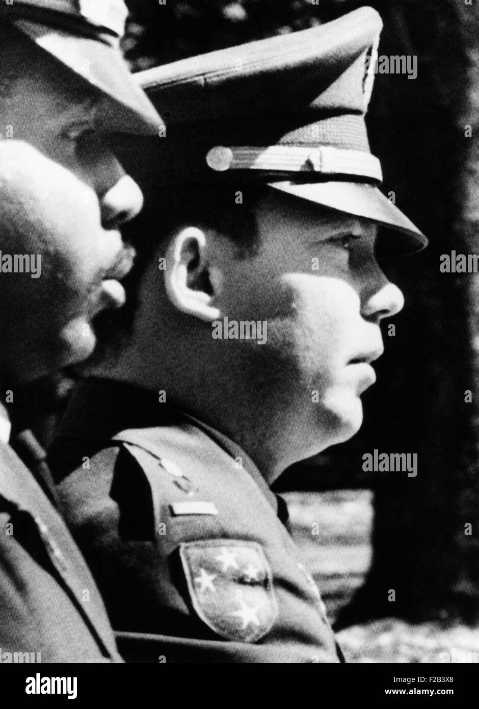 Le lieutenant William Calley L., Jr. escorté à la Fort Benning stockade le 31 mars 1971. Il avait juste entendu le jury prononcer une vie Banque D'Images