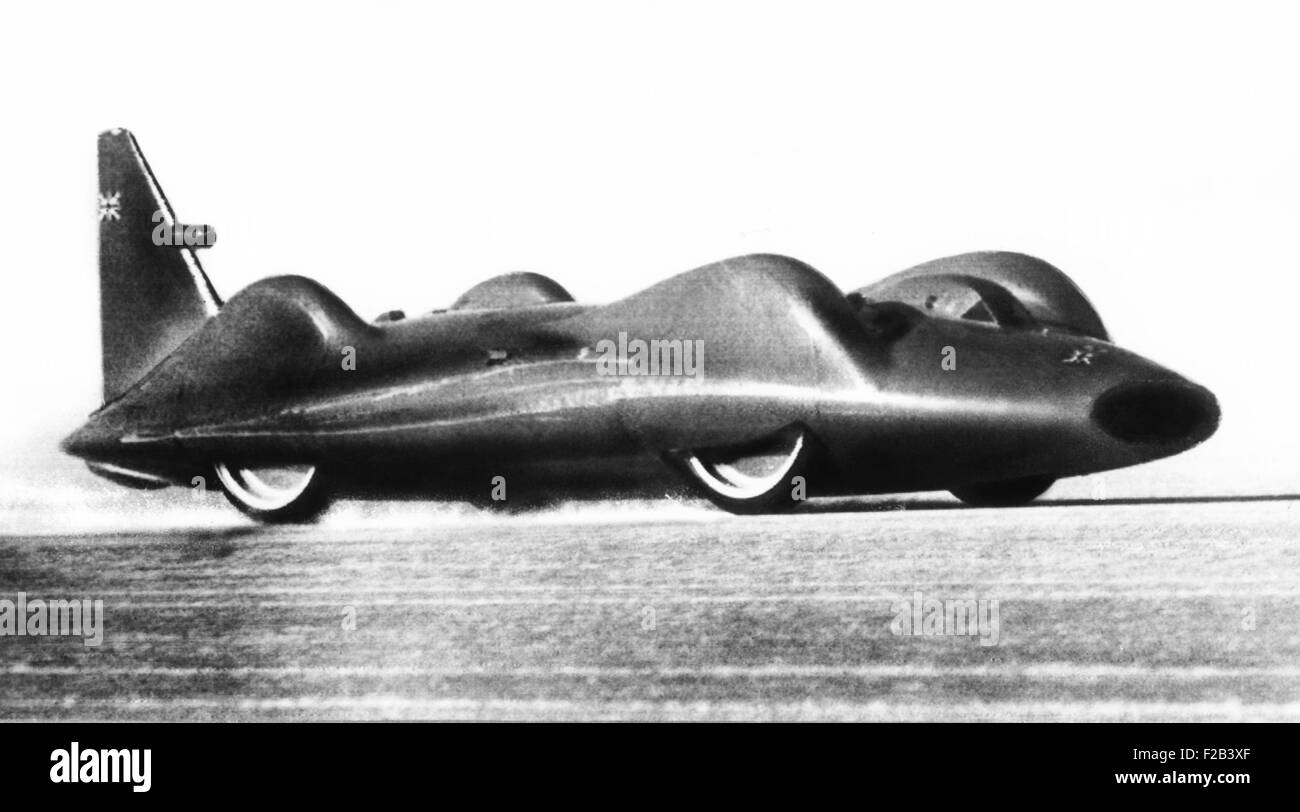 Don Campbell des bidons et les salines du lac Eyre, l'Australie avec le Bluebird CN7 dans l'exécution d'un test. Le 9 mai 1964. Le 17 juillet 1964, il a établi un nouveau record de vitesse de 403,10 km/h. - (CSU 2015 5 16) Banque D'Images