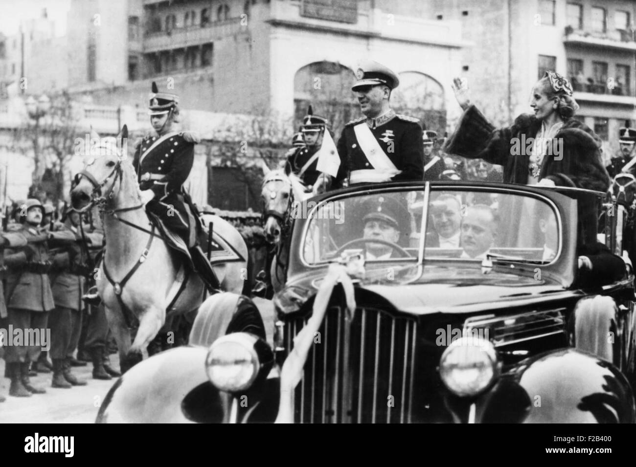 Eva Peron équitation dans une voiture ouverte au Président Juan Peron défilé inaugural du deuxième mandat. Le 4 juin 1952. Eva, affaibli par recherche avancée Banque D'Images