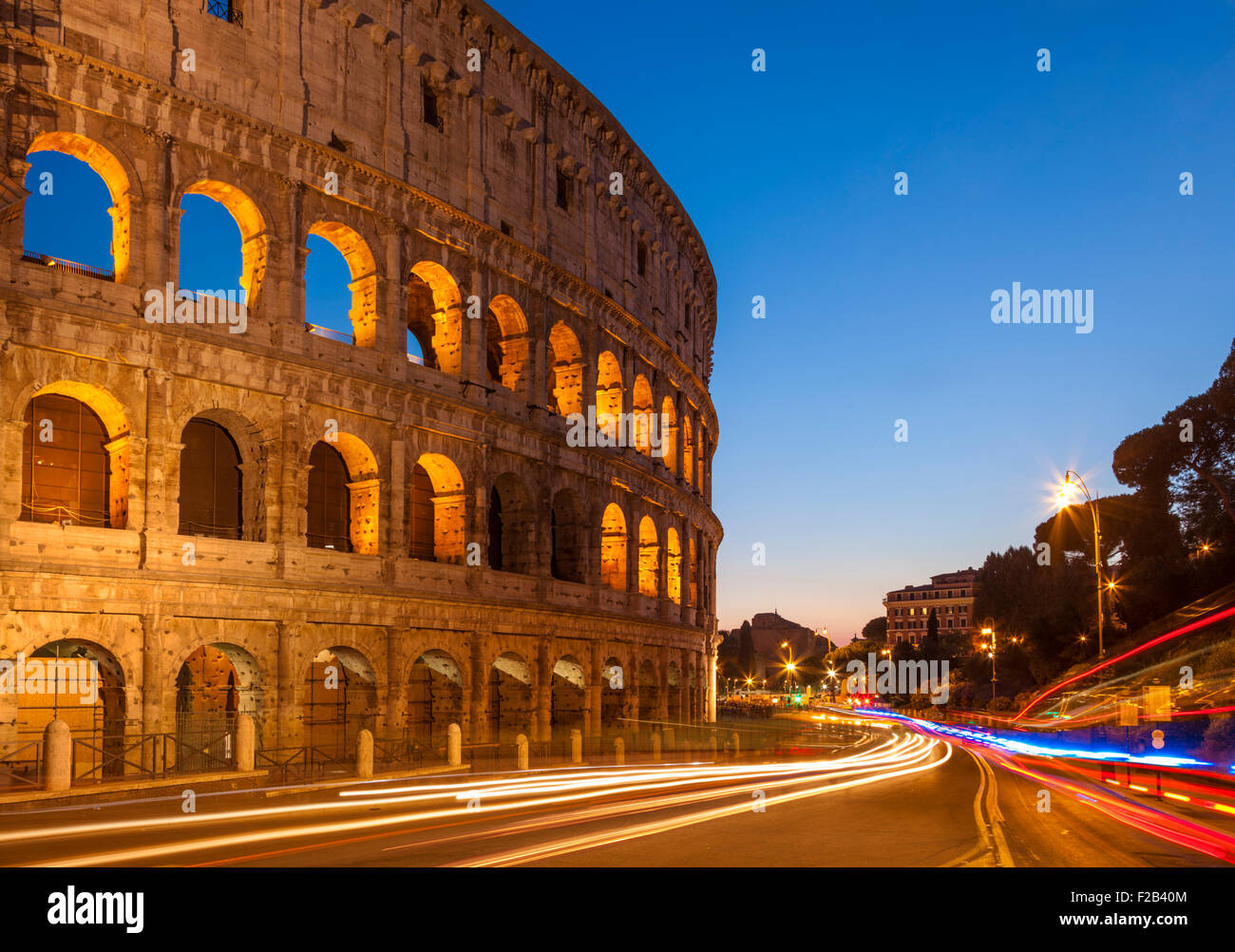 Rome colisée ou amphithéâtre Flavien de nuit avec légèreté Rome Lazio Italie Europe de l'UE Banque D'Images