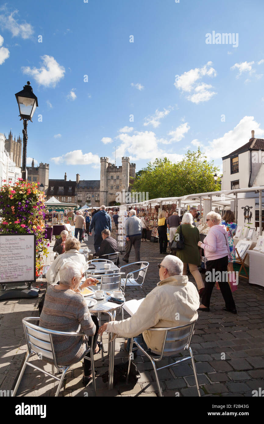 Le centre-ville de Somerset Wells on a sunny Samedi Jour de marché ; le marché, Wells Somerset England UK Banque D'Images