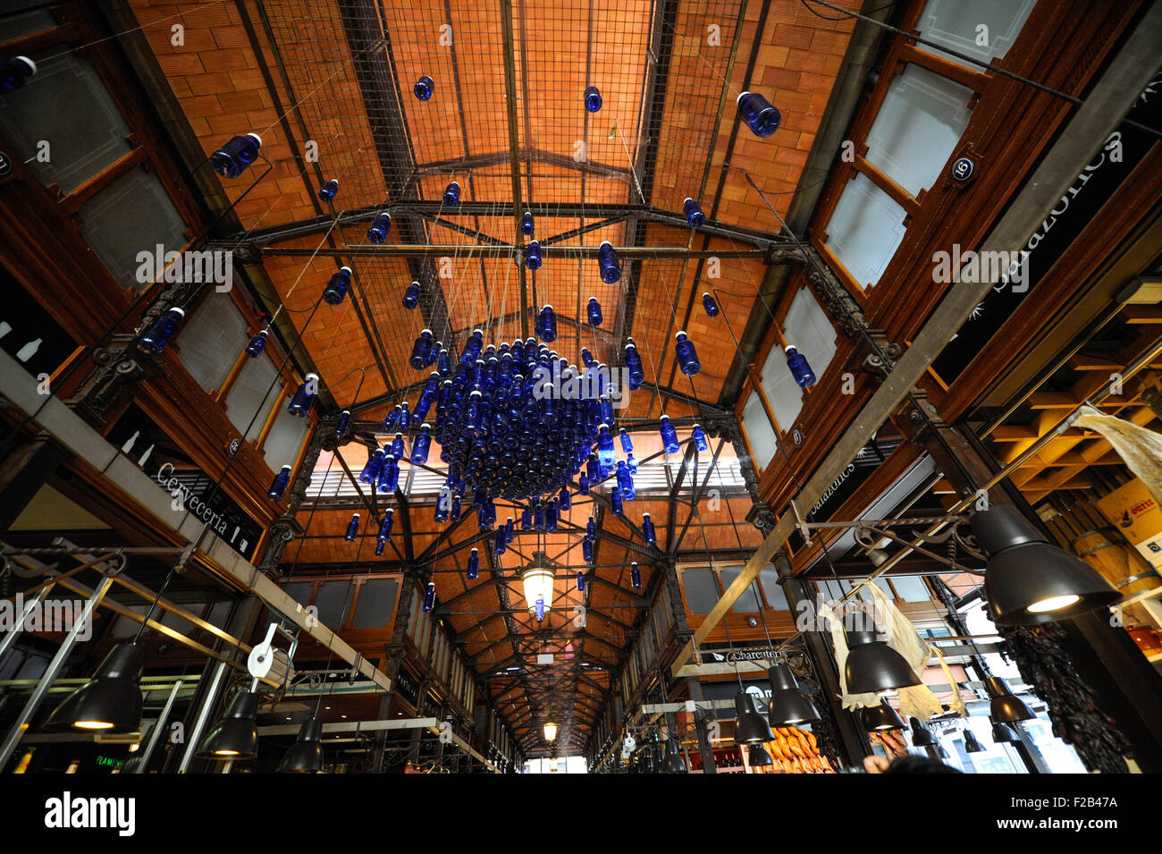 Bouteilles de bleu Solan de Cabras à San Miguel Marché- Botellas azules de  Solan de Cabras en el Mercado de San Miguel Photo Stock - Alamy