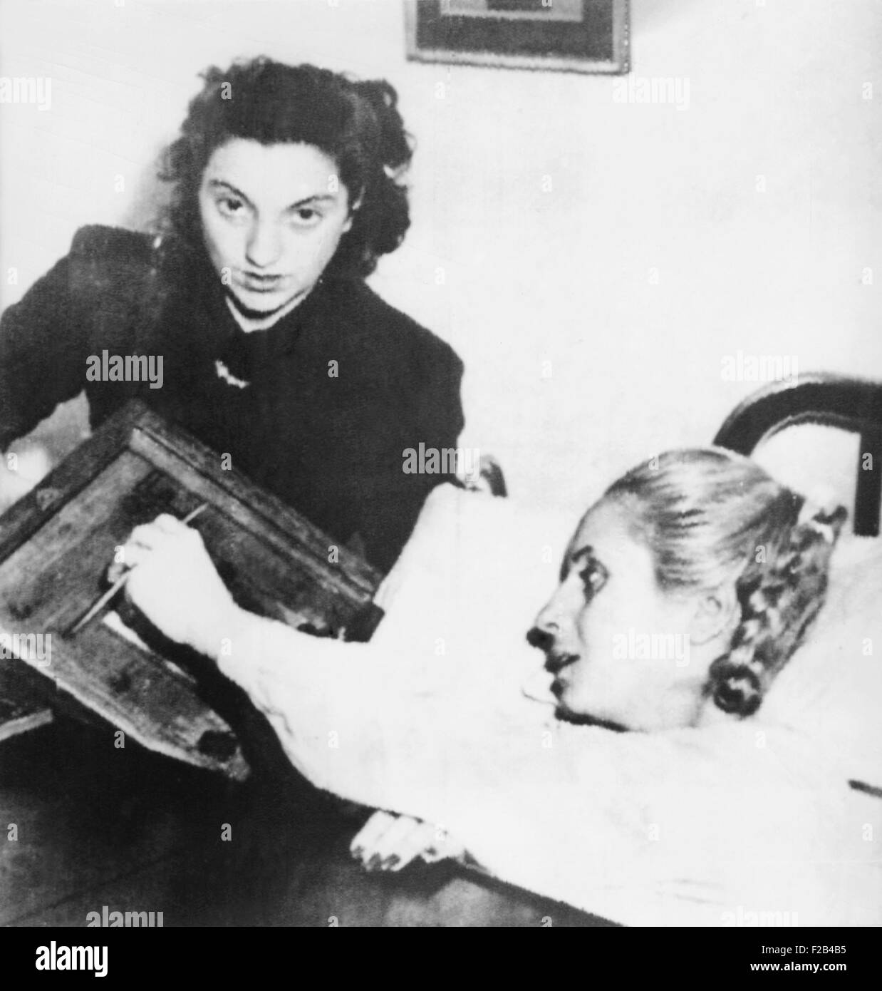 Eva Peron, épouse du Président Argentin Juan Peron, voix de son lit d'hôpital le 11 novembre 1951. C'était la première fois femmes argentines avaient droit de vote dans l'élection de la nation. Elle se remettait d'un cancer et est mort 8 mois plus tard, le 26 juillet 1952. - (CSU 2015 5 125) Banque D'Images