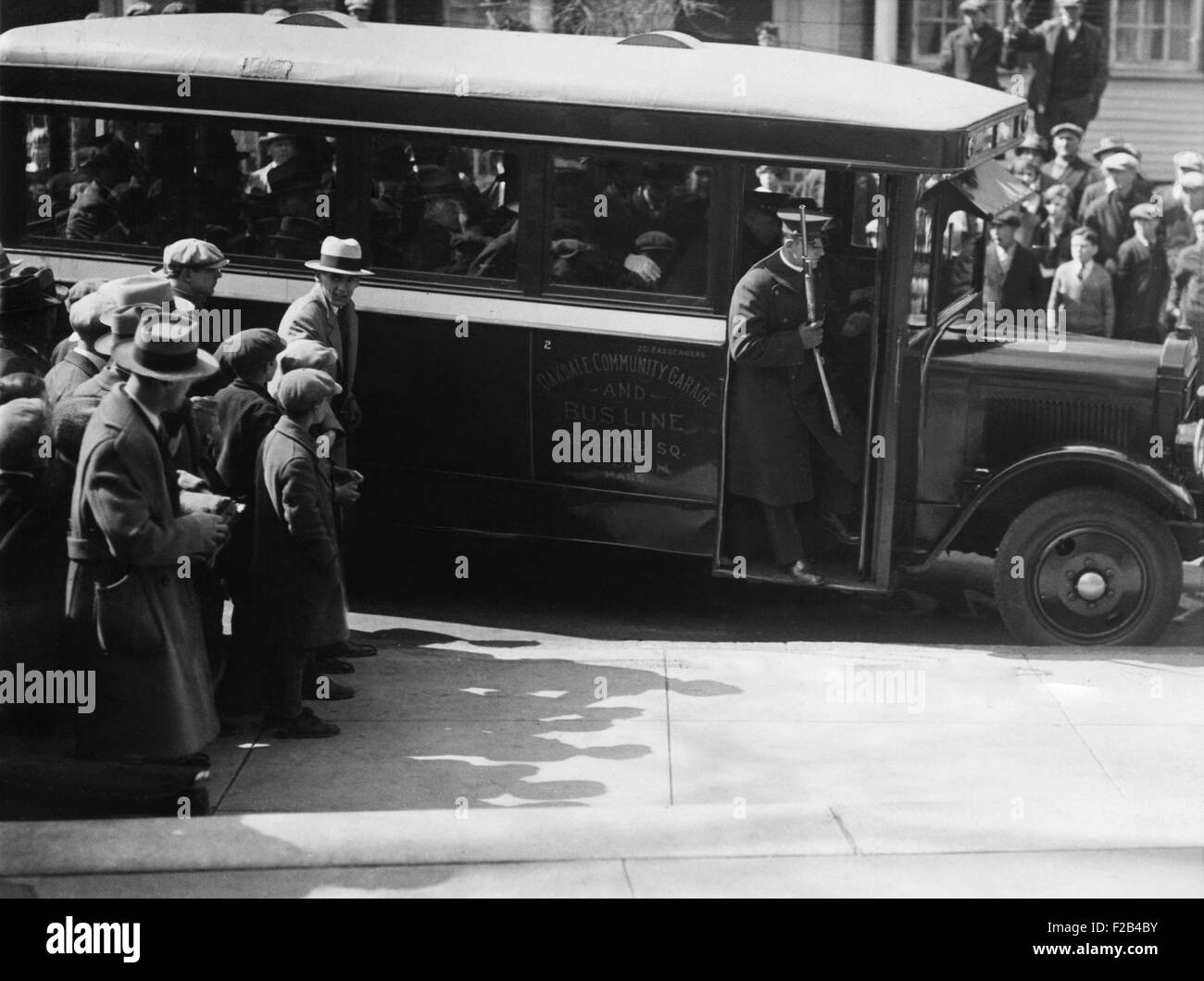 Sacco et Vanzetti prises à la cour sur un bus de l'Oakdale garage communautaire et ligne de bus. Un officier armé se tient dans la porte du bus. 9 avril 1927 - (CSU 2015 5 104) Banque D'Images