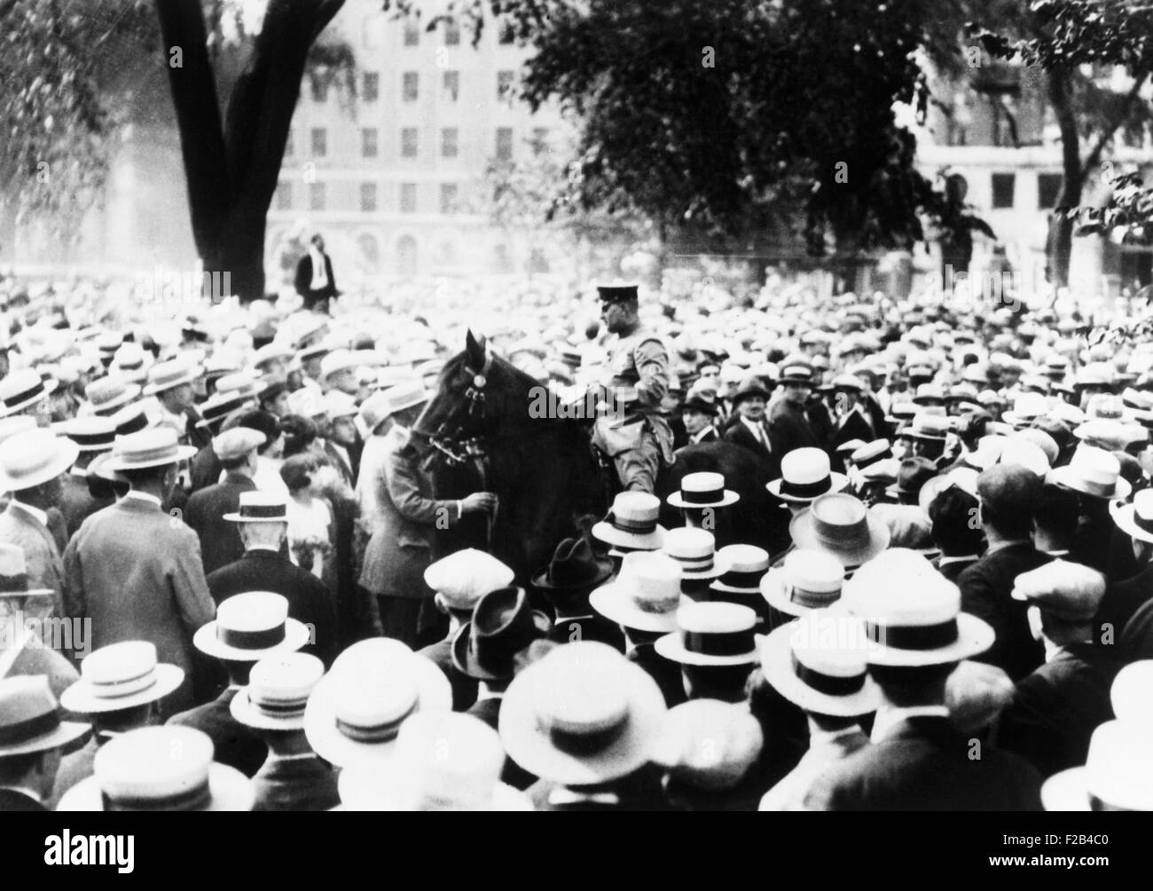 Policier conduit son cheval dans la foule sur le Boston Common lors d'une protestation Sacco-Vanzetti. Orateurs et les spectateurs ont été arrêtés. 1927. - (CSU 2015 5 105) Banque D'Images