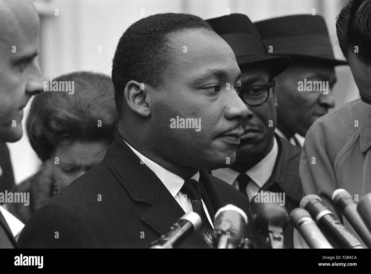 Seulement deux semaines depuis l'assassinat de JFK, Martin Luther King, s'est entretenu avec le Président Lyndon Johnson. Le 6 décembre 1963. Par la suite, King a parlé avec des journalistes à l'extérieur de la Maison Blanche. - BSLOC  2015 (1 96) Banque D'Images